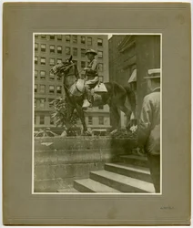 Man in uniform uit de Eerste Wereldoorlog op paard op de trappen van het Oude Gerechtsgebouw